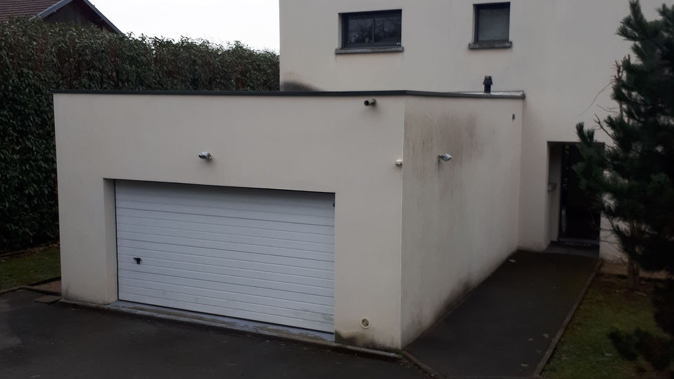 Façade de la maison et du garage avant les travaux de surélévation