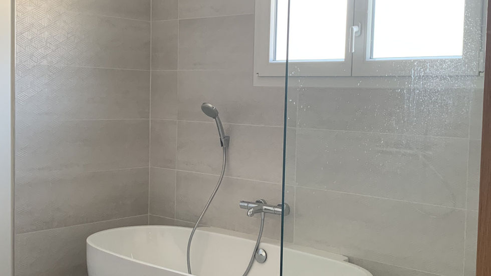 Baignoire îlot ovale design avec robinetterie murale encastrée