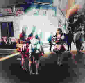 בנות שמשדלות עוברי אורח לעלות לקפה משרתות