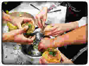 סדנת בישול ברומא ממלאים ארטישוקים