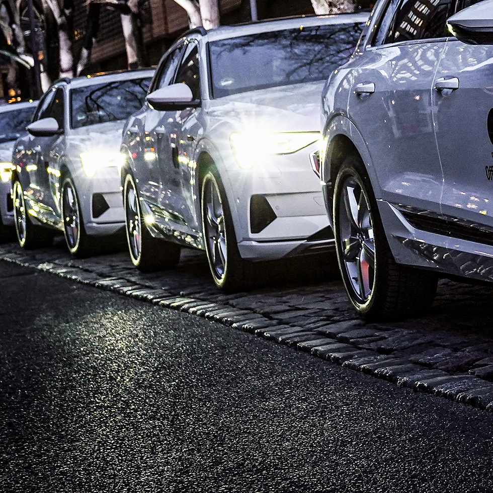 Foto von E-Limousinen aufgereiht an Eventlocation roter Teppich