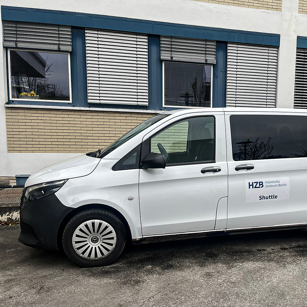 Foto von HZB Shuttle und Postlieferung Fahrzeug auf dem Gelände des Helmholtz-Zentrum Wannsee