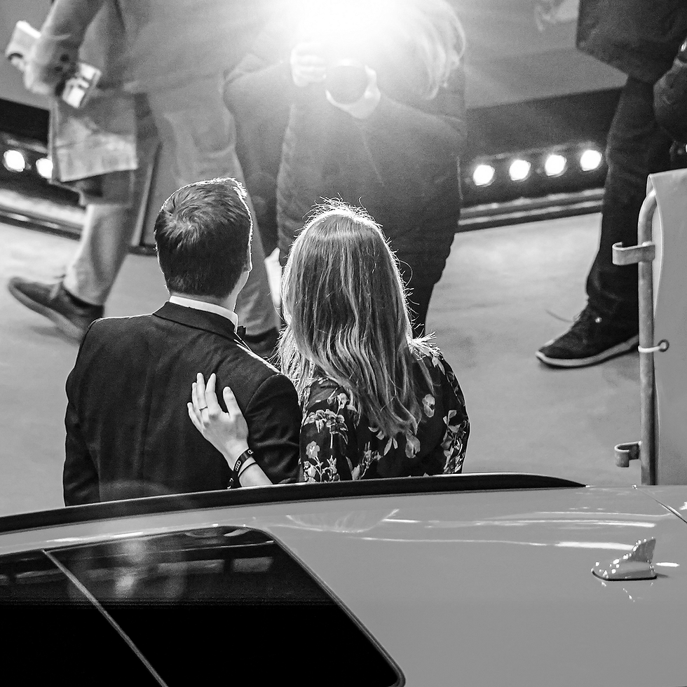 Schwarzweißbild von Paar vot Limousine am Roten Teppich Fotoshooting Presse