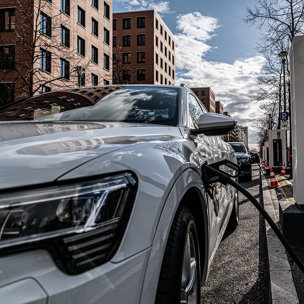 Foto von E-Fahrzeug an Ladeinfrastruktur