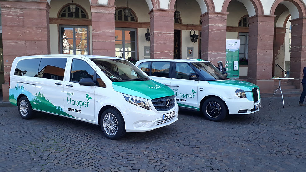Foto On-Demand Verkehr Hopper in Hessen London Taxi LEVC und Van auf Marktplatz