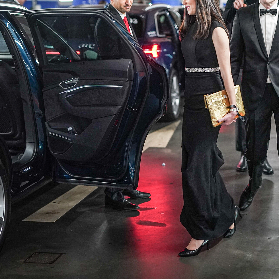 Foto Personengruppe in Abendkleidung steigt in E-Limousine