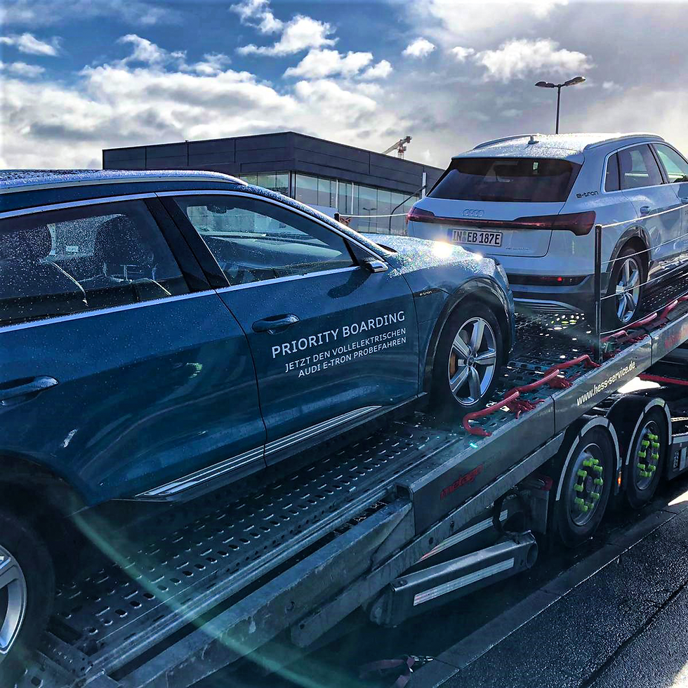 Foto von Fahrzeuganlieferung Audi e-tron auf Transporter für Priority Boarding