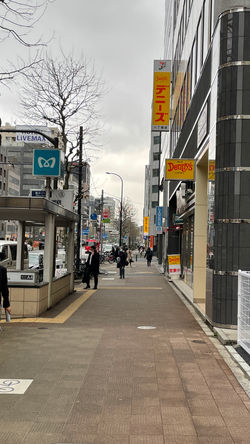 途中に地下鉄出口とデニーズ