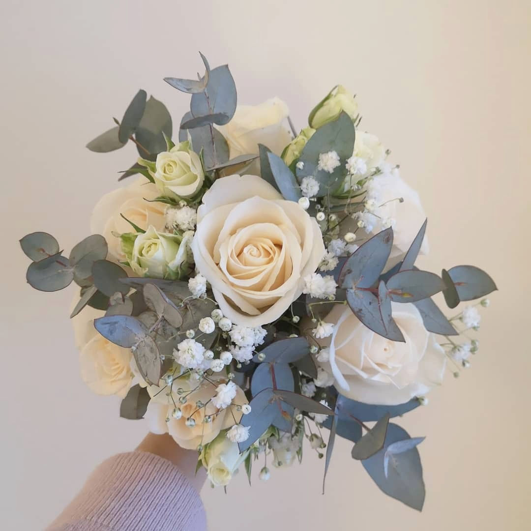 Ramo de novia en mini rosas, rosas, ilusión y follaje