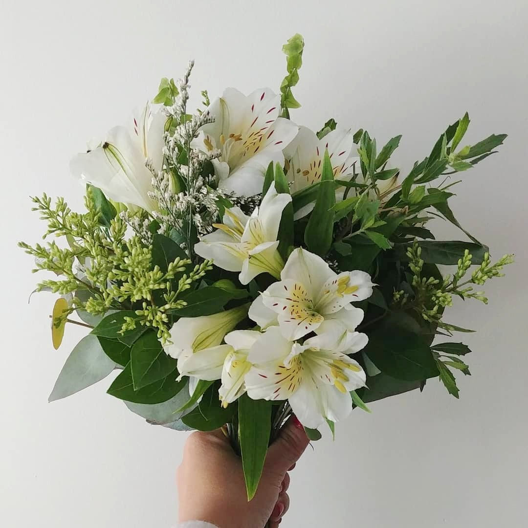 Ramo de novia en astromelias, ilusión y follajes varios