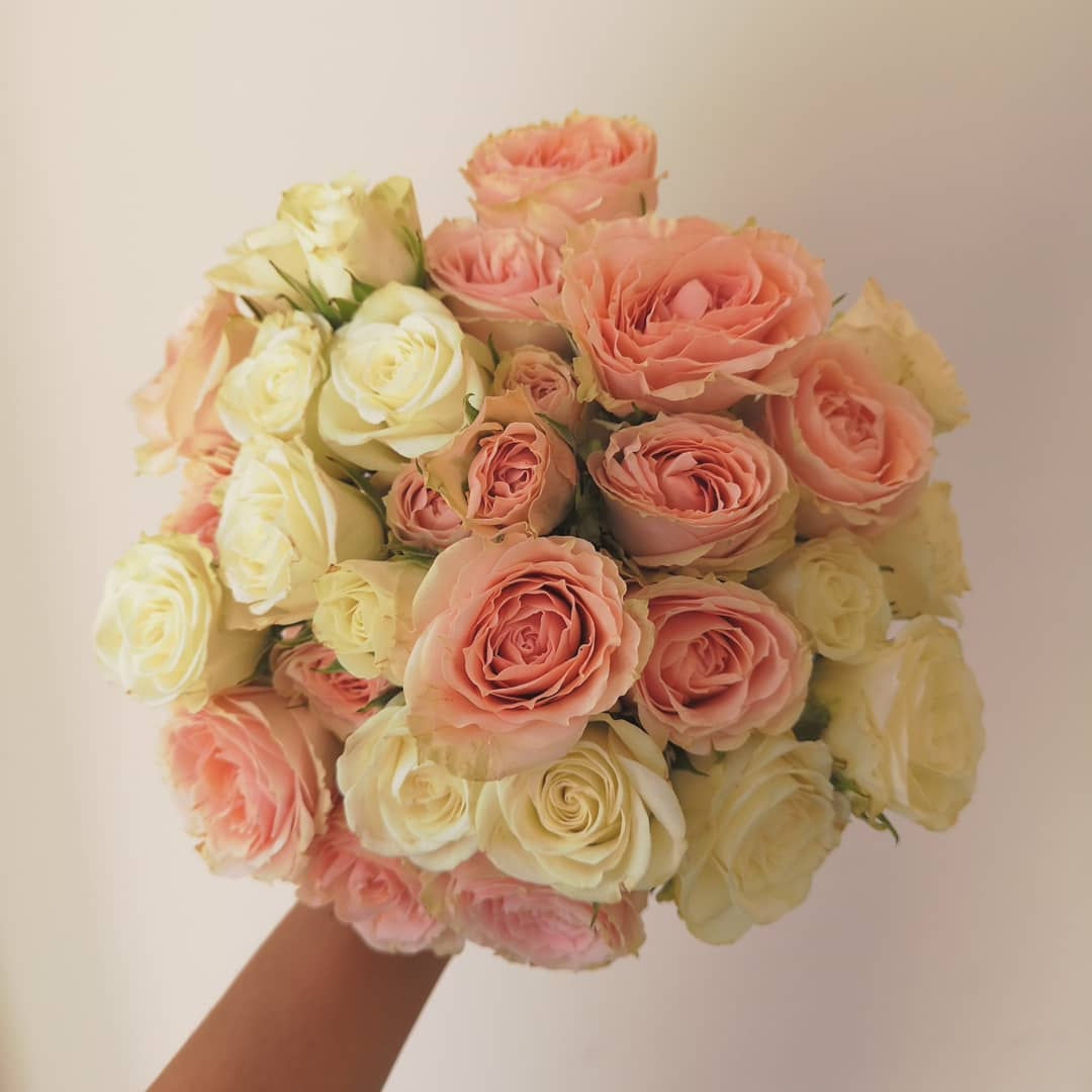 Ramo de novia en mini rosas de dos tonos con ilusión