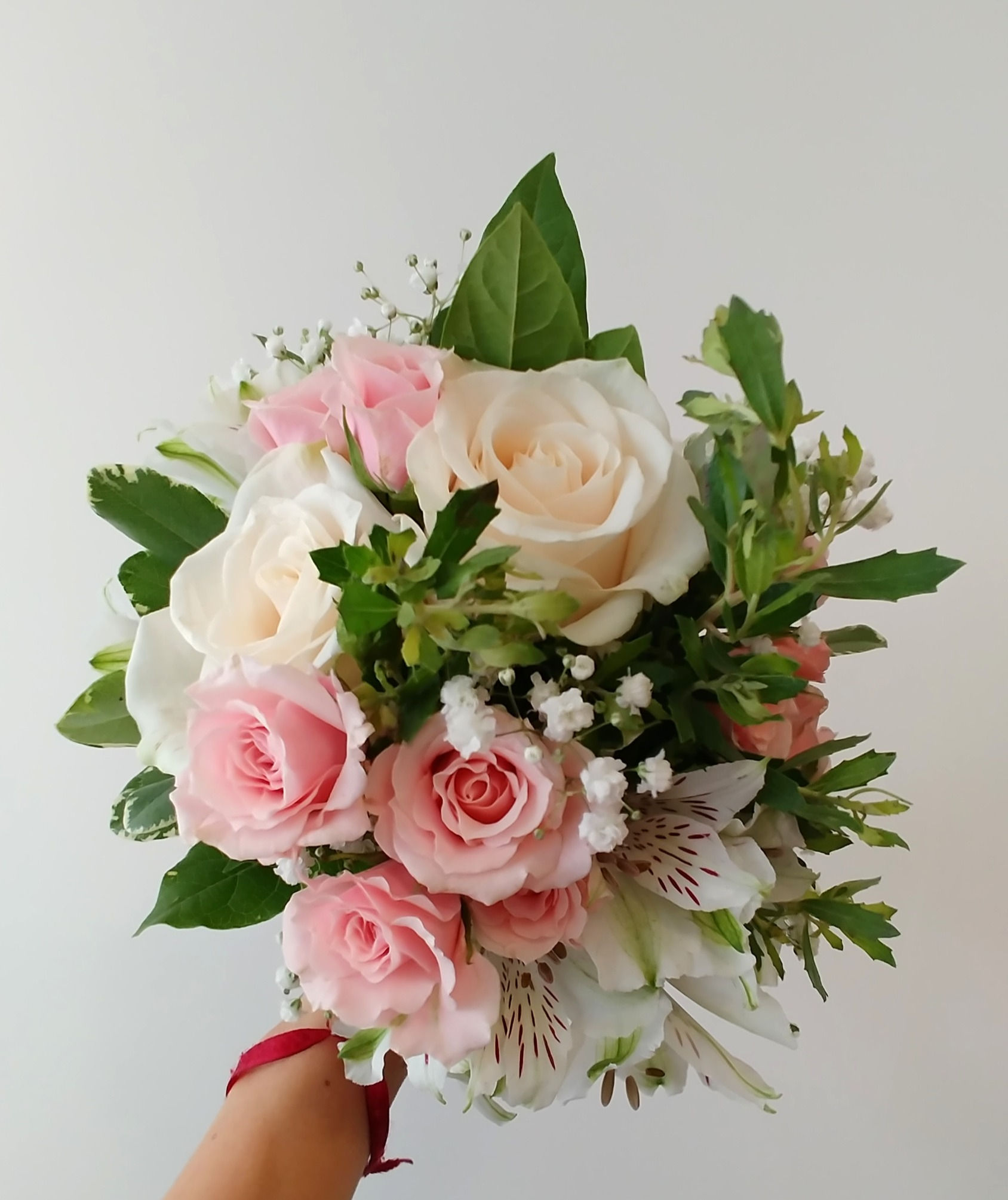 Ramo de novia en rosas, mini rosas, astromelias, ilusión y follajes