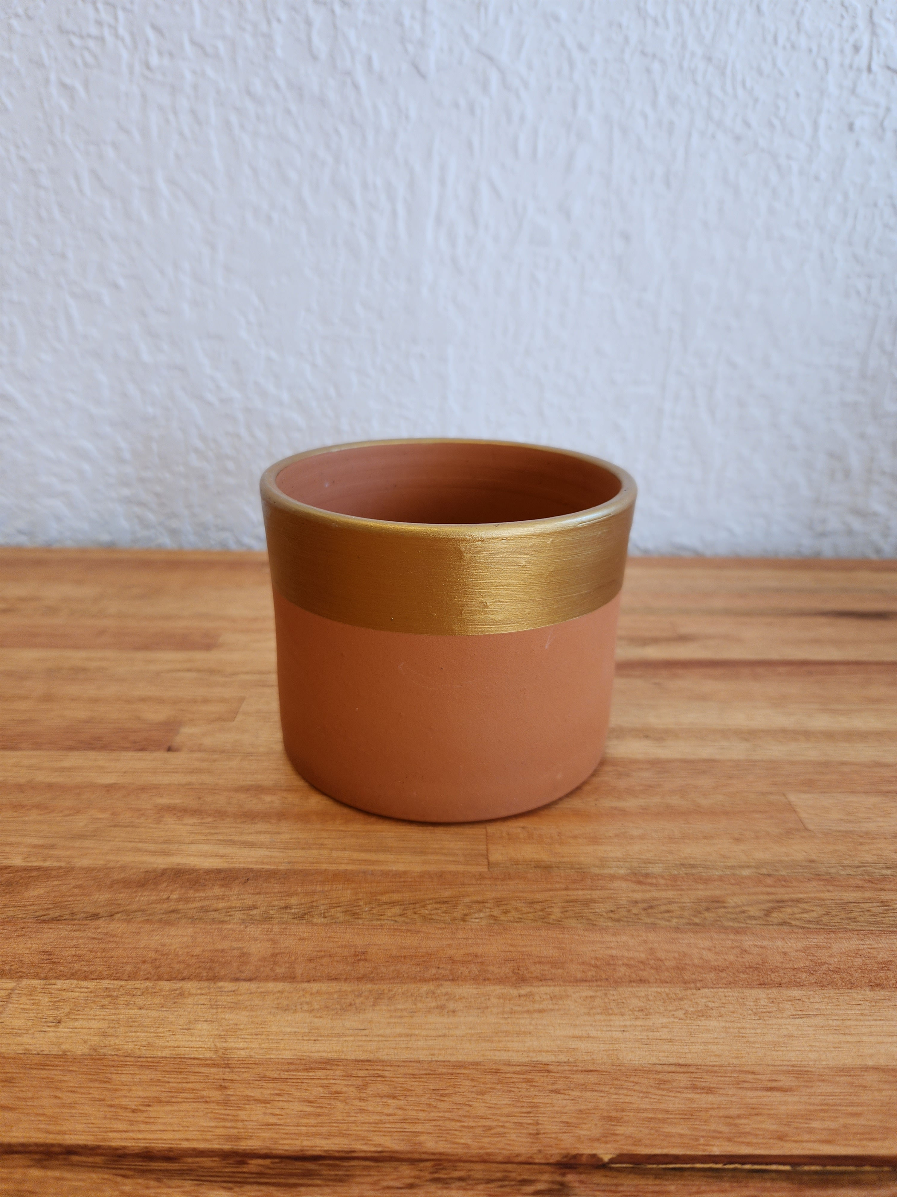 Maceta de barro con detalle en dorado
