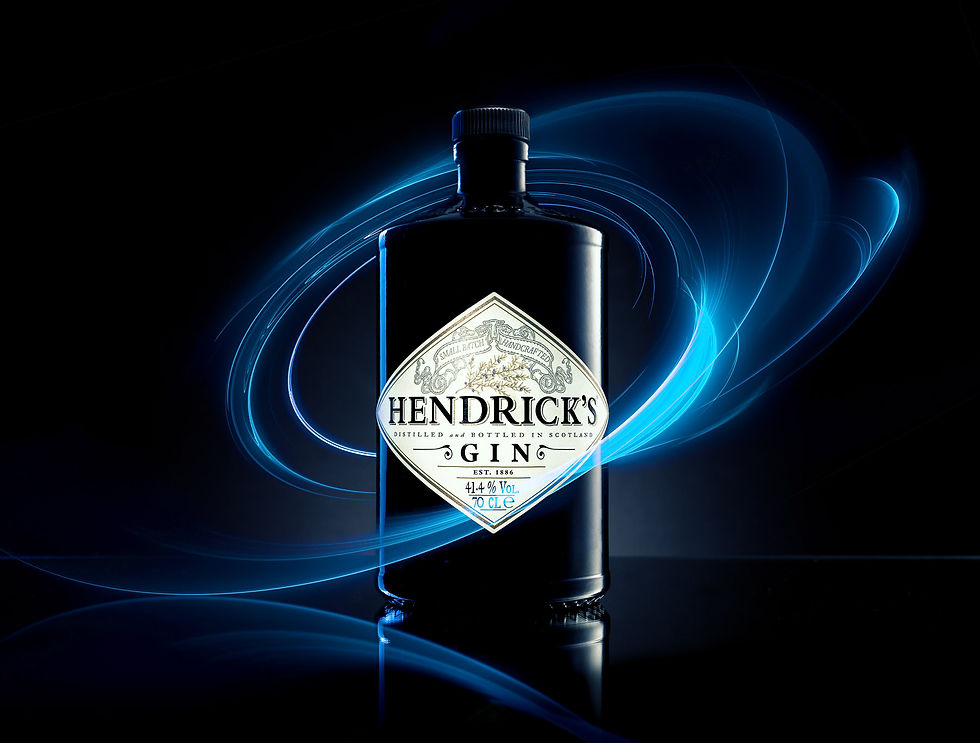 Bottiglia di Hendrick's Gin con luce blu. Hendrick's GIN. Fotografo commerciale a Catania.