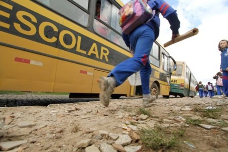 Resultado de imagem para fotos de transporte escolar