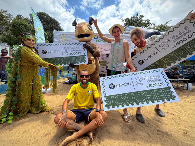 Equipe de atuação "Ringue da Restinga" e Jogo Solto exibindo premiação do campeonato 