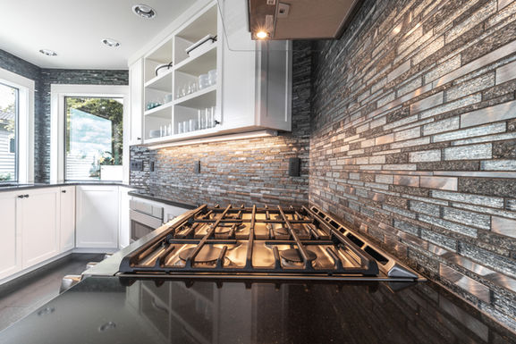 Linear stone wall tile and oven range