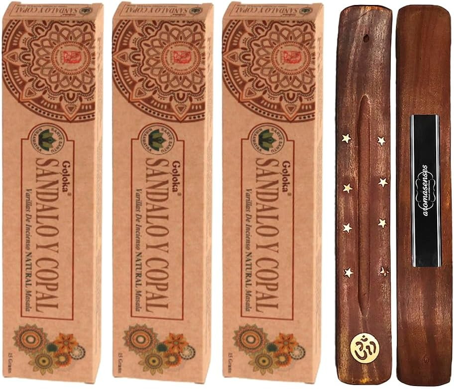 Drie dozen Sandalo y Copal wierook naast houten wierookhouders, bruin.