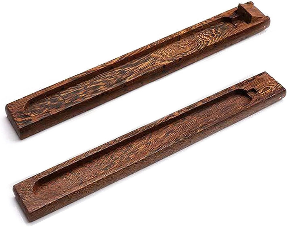 Twee lange bruine houten dienbladen. Zen en So, klaar voor gebruik.