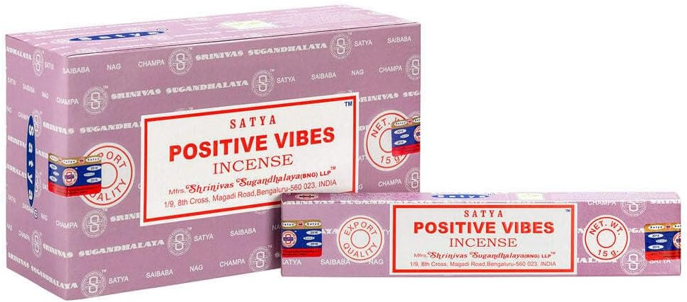 Satta Positive Vibes wierook met tekst op roze achtergrond, voor ontspanning en geur.