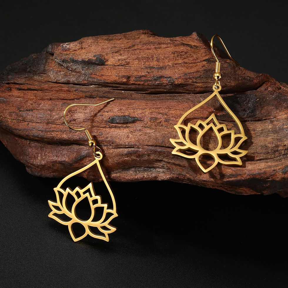 Gouden lotusbloem oorbellen close-up op een donkere houten achtergrond. Zen en So.