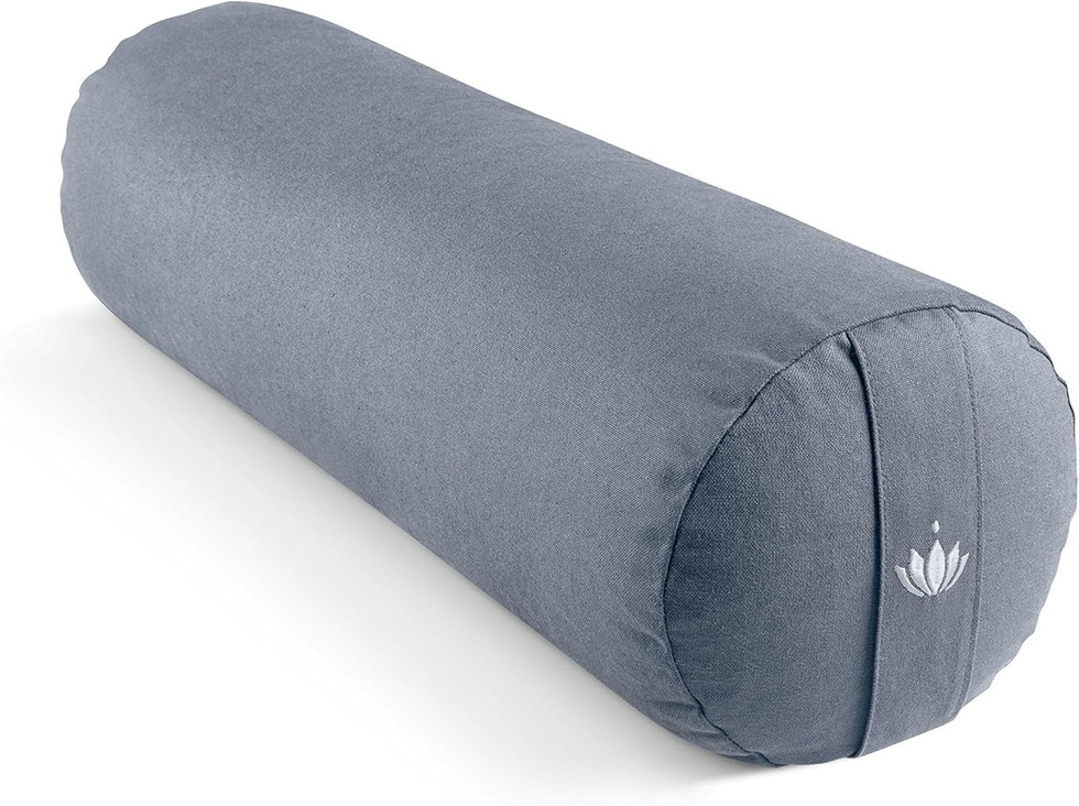 Cilindervormig grijze bolster, close-up van yoga mat, comfortabel en ondersteunend.