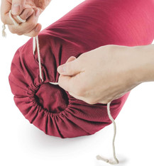 Handen knopen rode yogakussen, Tibetaanse Tingsha Koperen Kaneel voor Yoga Meditatie, close-up, detail, Zen and So.