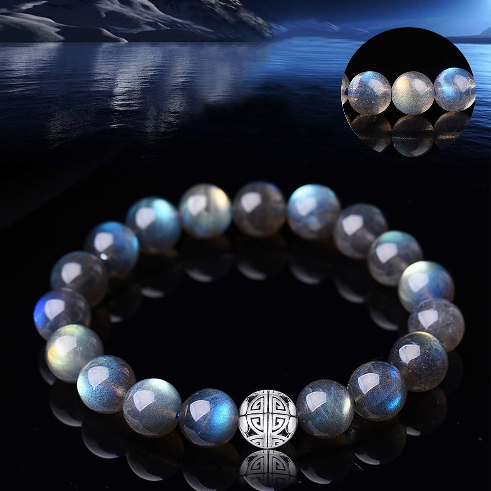Labradoriet kralen armband, met zilveren detail en reflecties op het water. Zen en So.