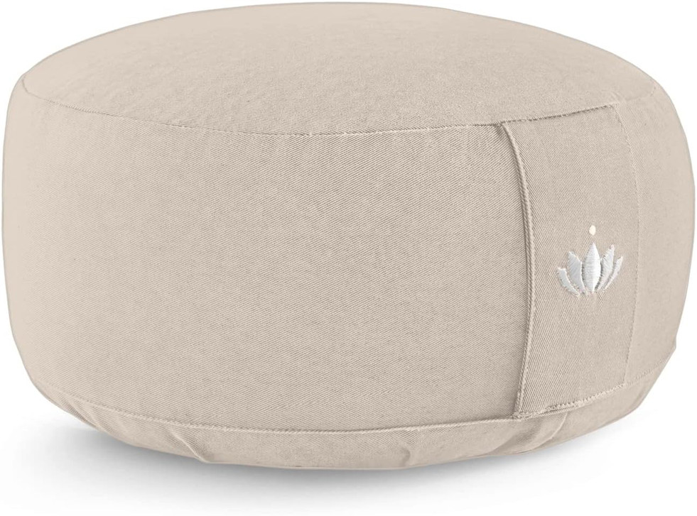 Beige ronde meditatiekussen met witte lotusbloem, voor comfortabele meditatie.