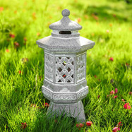 Japanse Lantaarn 21cm op solar energie, tuin ornamenten buiten op groen grasveld. Zen and So