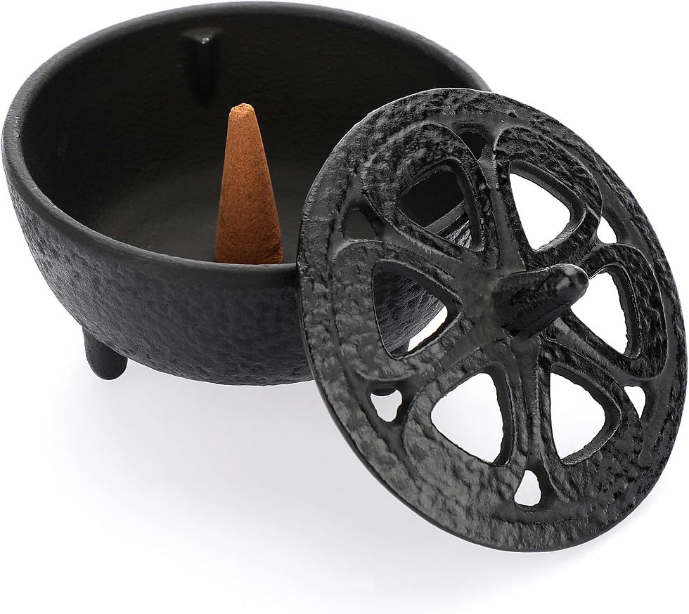 Zwarte wierookhouder met deksel en wierookkegel, voor meditatie en rust.