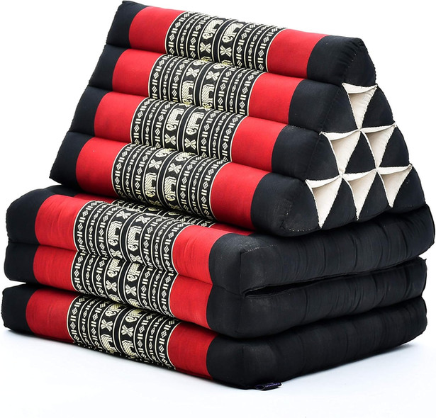 Gestapelde Leewadee Opvouwbare Vloer Matras - blauw, zwarte, rode en witte Thaise driehoek kussens, close-up