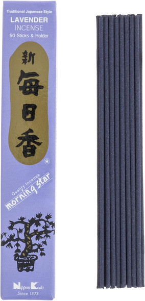 Wierookstokjes naast verpakking met Japanse tekst en bonsai boom, Zen and So.