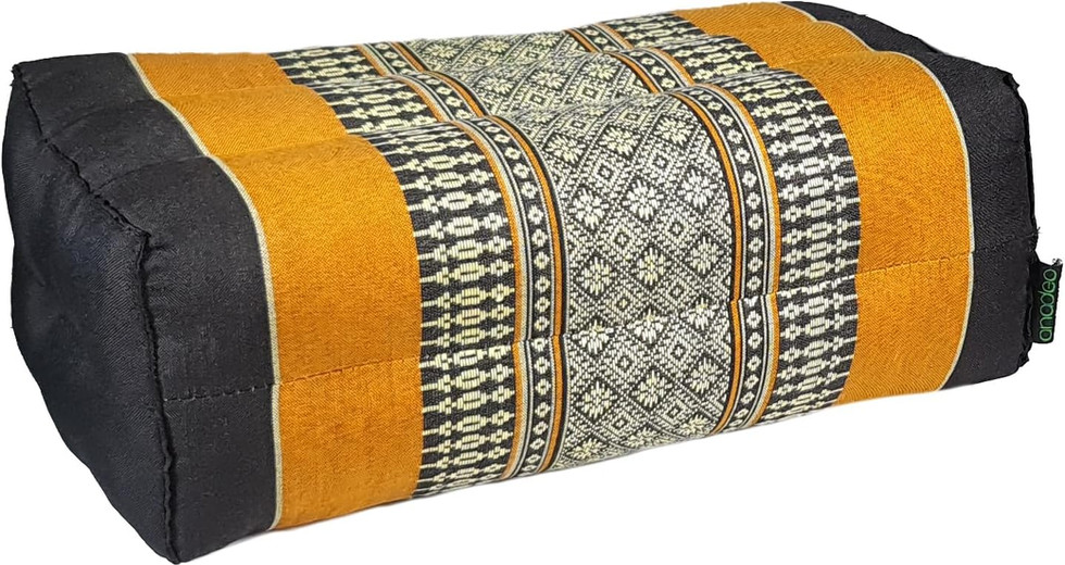 Cilindervormig sierkussen met zwart, oranje en wit patroon, comfortabel voor support.