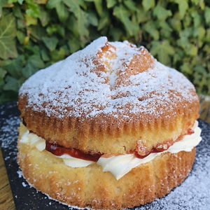 ★ Large Victoria Sponge Cake