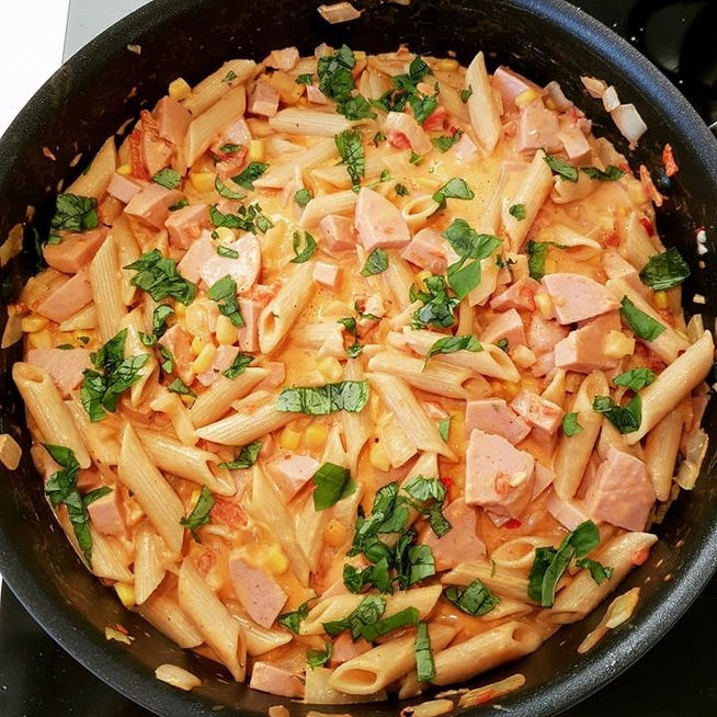 Kremet pasta med kalkunpølse