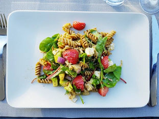 Pastasalat med jordbær og pestokylling