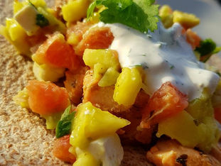 Laksetaco med mango- grapefruktsalsa og urtedressing