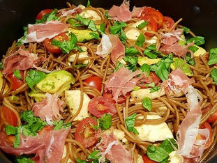 Avocado-caprese pasta med spekeskinke