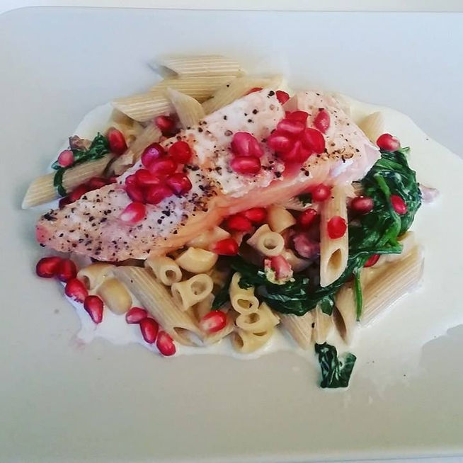 Pasta alfredo med laks, granateple og bacon