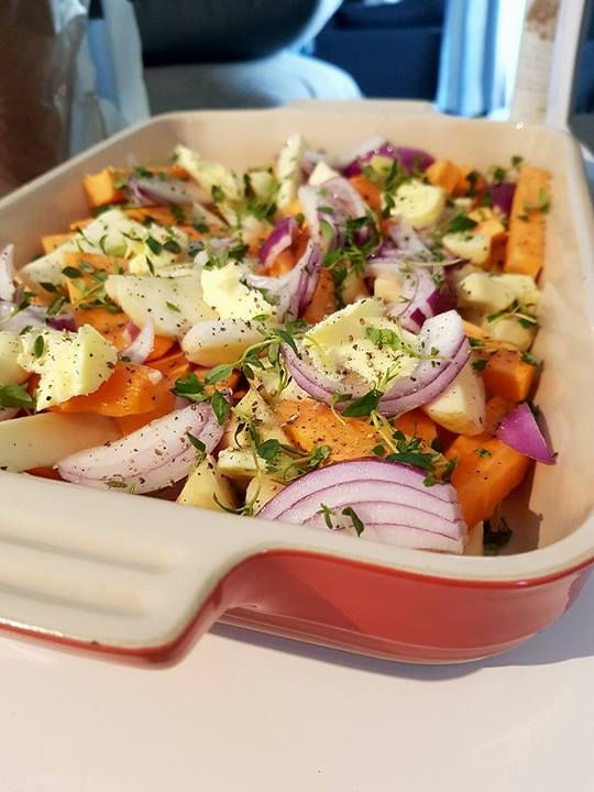 Kyllingfilet med honningglaserte rotgrønnsaker og spicy mangosaus