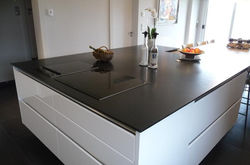 plan-de-travail-de-cuisine-en-granit-noir-zimbabwe-en-ilot-central_1_16_1