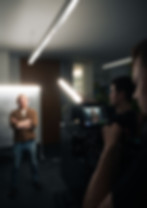 Dreh eines Imagefilms mit einer stehenden und gut ausgeleuchteten Person