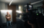 Eine ausgeleuchtete Person steht im Fokus bei Dreh eines Imagefilms