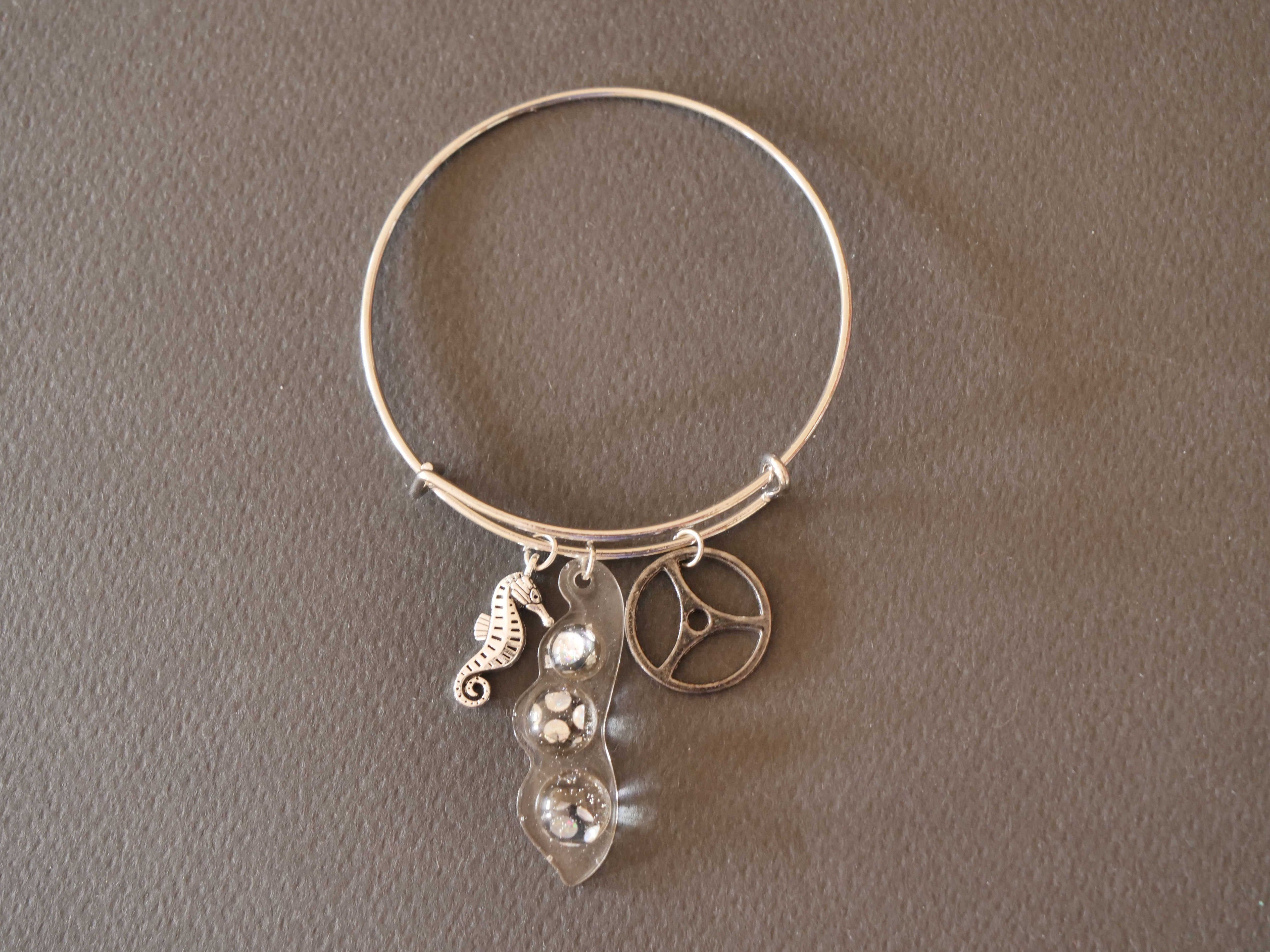 Enlargeable bracelet with sea horse and charms