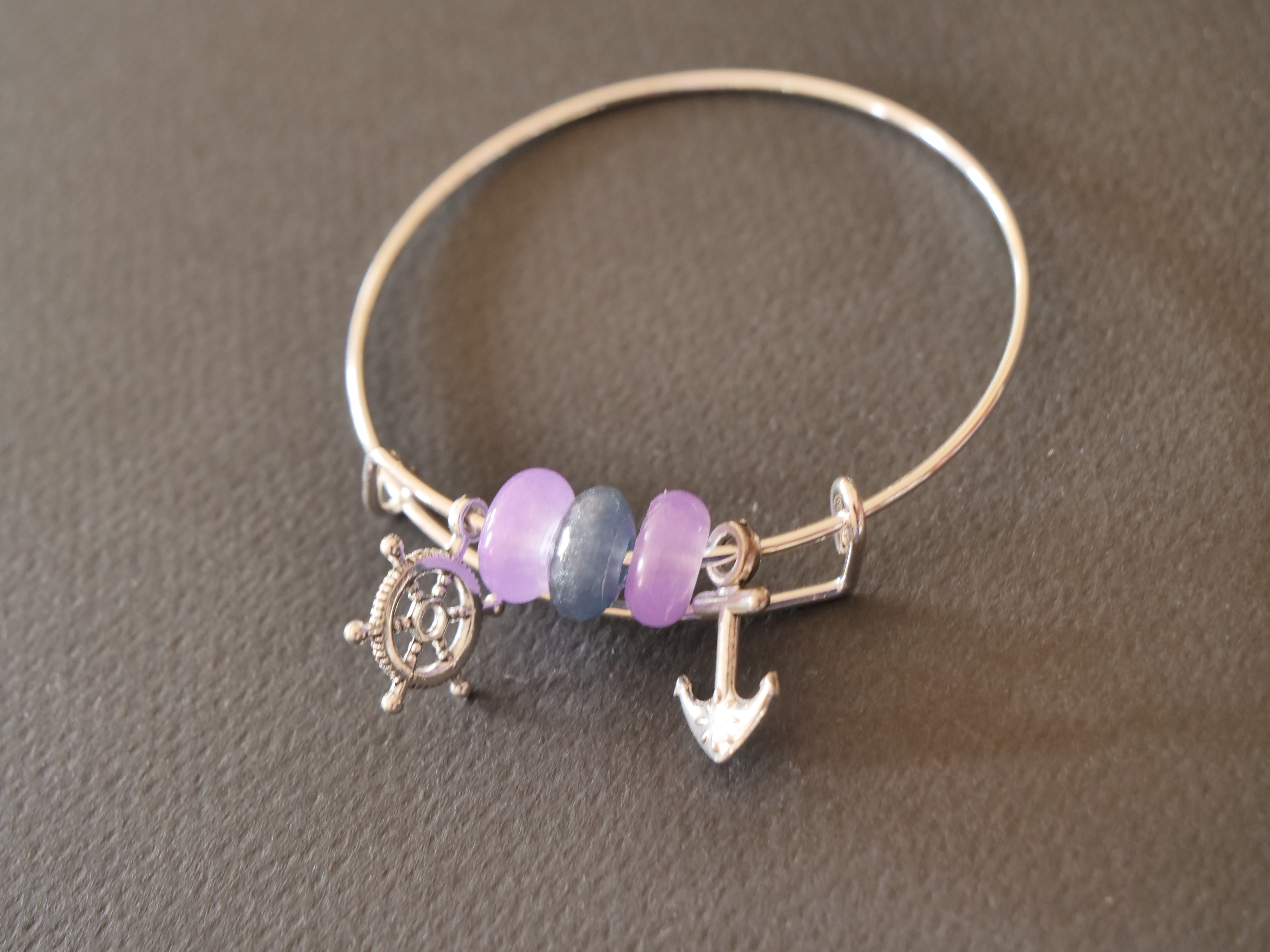 Enlargeable bracelet with added resin pearls and charm