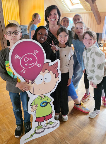 Anja und Kinder bei der Knietzschifizierung Main-Tauber-Kreis