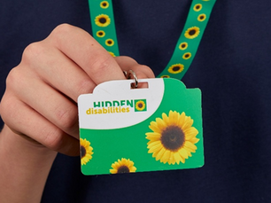 Les tournesols s’implantent dans les transports publics CFF (tournesol des handicaps invisibles)