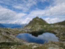 Einer der zahlreichen Seen auf der Klafferkessel Mehrtagestour mit Blick auf den Dachstein