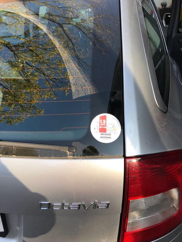 Kleber auf Auto